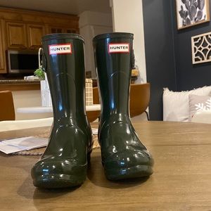 Short hunter rain boots size 7. Never worn.